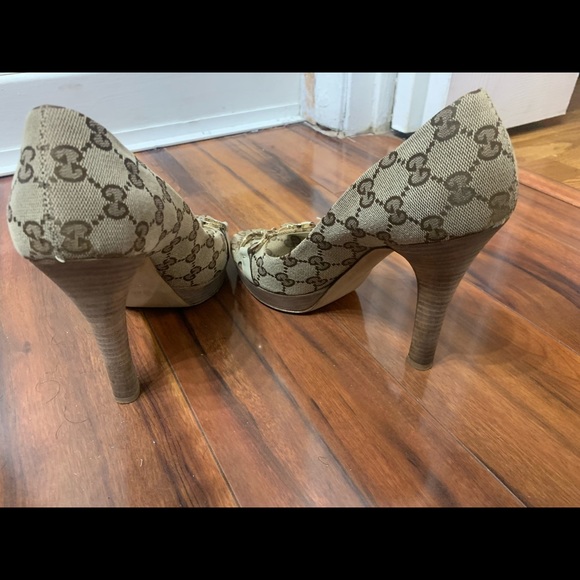 🚫SOLD🚫Gucci Monogram Horsebit Peep Toe Pumps - Picture 9 of 15